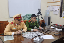 Sản xuất biển số xe giả giữa phố Hà Nội